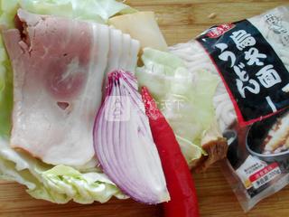 <a href=/shicai/rouqin/PeiGen/index.html target=_blank><u>培根</u></a>杂蔬炒乌冬面