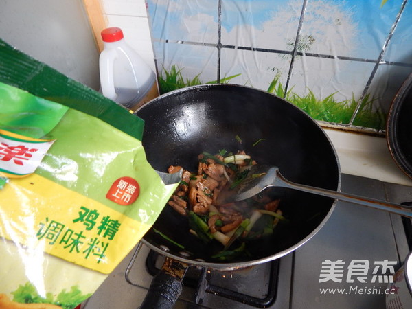 <a href=/shicai/shucai/SuanMiao/index.html target=_blank><u>蒜苗</u></a>炒<a href=/shicai/rouqin/WuHuaRou/index.html target=_blank><u>五花肉</u></a>的做法