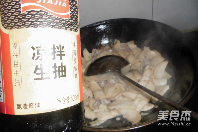 <a href=/shicai/shucai/XingBaoGu/index.html target=_blank><u><a href=/shicai/guopin/Xing/index.html target=_blank><u>杏</u></a>鲍菇</u></a>炒肉的做法