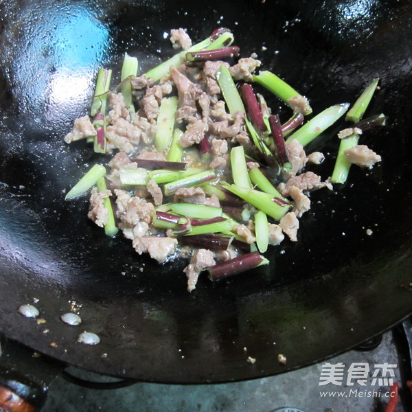 红苔菜炒肉的做法