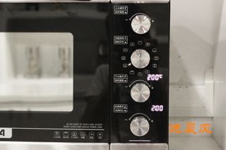 <a href=/shicai/rouqin/PaiGu/index.html target=_blank><u>排骨</u></a>瓦罐煨汤