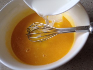 <a href=/shicai/guopin/XingRen/index.html target=_blank><u><a href=/shicai/guopin/Xing/index.html target=_blank><u>杏</u></a>仁</u></a><a href=/shicai/diaoweipin/FengMi/index.html target=_blank><u>蜂蜜</u></a><a href=zt/qifengdg target=_blank><u>戚风蛋糕</u></a>