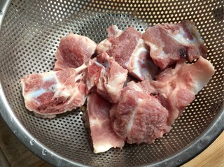 <a href=/shicai/shucai/KuGua/index.html target=_blank><u>苦瓜</u></a><a href=/shicai/mimian/HuangDou/index.html target=_blank><u>黄豆</u></a>骨头汤