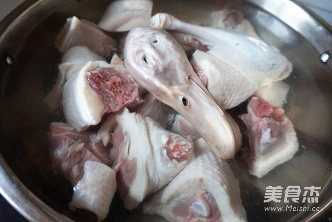 <a href=/shicai/mimian/YiMi/index.html target=_blank><u>薏米</u></a><a href=/shicai/guopin/LianZi/index.html target=_blank><u>莲子</u></a>老鸭汤的做法