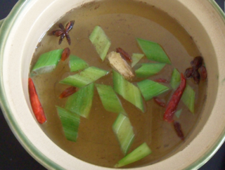 白<a href=/shicai/shucai/LuoBo/index.html target=_blank><u>萝卜</u></a>炖<a href=/shicai/mimian/DouFu/index.html target=_blank><u>豆腐</u></a>小砂锅