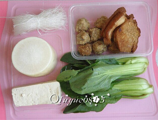 白<a href=/shicai/shucai/LuoBo/index.html target=_blank><u>萝卜</u></a>炖<a href=/shicai/mimian/DouFu/index.html target=_blank><u>豆腐</u></a>小砂锅