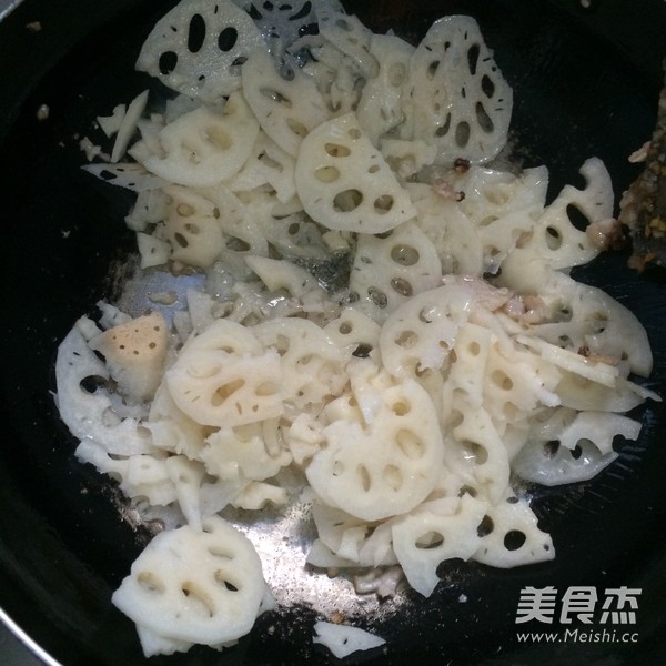 <a href=/shicai/shucai/LianOu/index.html target=_blank><u>莲<a href=/shicai/shucai/Ou/index.html target=_blank><u>藕</u></a></u></a>炒肉片的做法