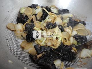 <a href=/shicai/shucai/MuEr/index.html target=_blank><u>木耳</u></a>炒<a href=/shicai/shucai/BaiCai/index.html target=_blank><u>白菜</u></a><a href=/shicai/shucai/TuDou/index.html target=_blank><u>土豆</u></a>干