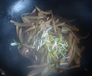 <a href=/shicai/shucai/JiTuiGu/index.html target=_blank><u><a href=/shicai/rouqin/JiTui/index.html target=_blank><u>鸡腿</u></a>菇</u></a>炒<a href=/shicai/shucai/LuoBo/index.html target=_blank><u>萝卜</u></a>