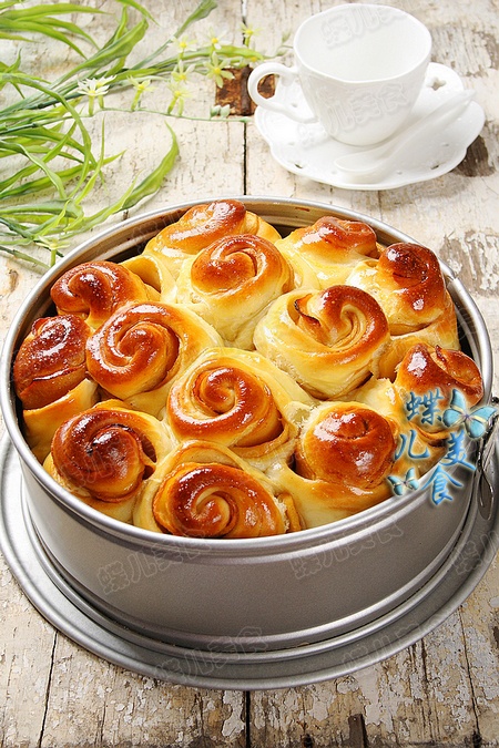 焦糖肉桂<a href=/shicai/guopin/PingGuo/index.html target=_blank><u>苹果</u></a><a href=/shicai/mimian/MianBao/index.html target=_blank><u>面包</u></a>卷的做法