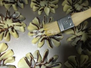 豆沙<a href=/shicai/shucai/JuHua/index.html target=_blank><u>菊花</u></a>酥