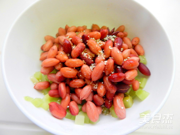 <a href=/shicai/shucai/WoSun/index.html target=_blank><u>莴笋</u></a>凉拌<a href=/shicai/guopin/HuaSheng/index.html target=_blank><u>花生</u></a>米的做法