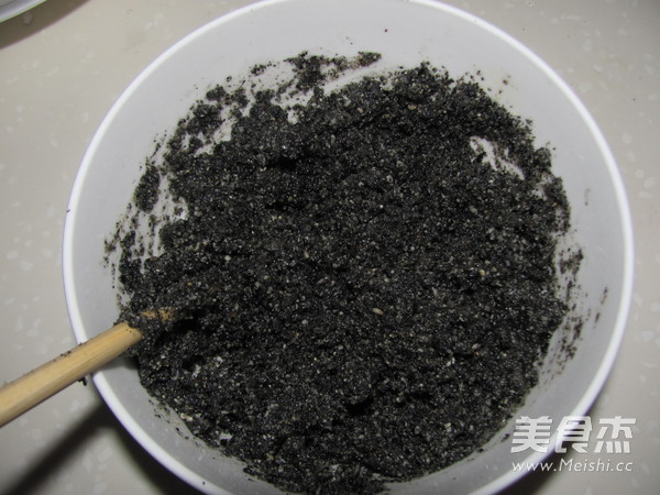 自制<a href=/shicai/guopin/HeiZhiMa/index.html target=_blank><u>黑<a href=/shicai/guopin/ZhiMa/index.html target=_blank><u>芝麻</u></a></u></a>汤圆的做法