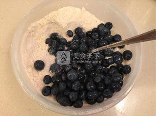 <a href=/shicai/guopin/LanMei/index.html target=_blank><u>蓝莓</u></a>奶香蛋糕