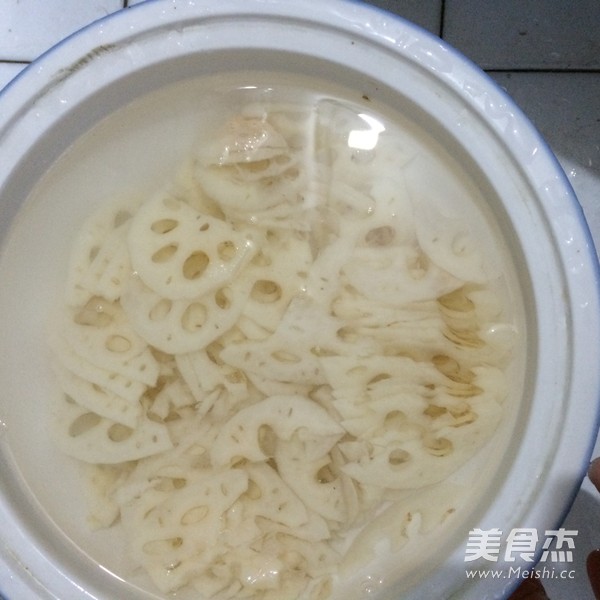 <a href=/shicai/shucai/LianOu/index.html target=_blank><u>莲<a href=/shicai/shucai/Ou/index.html target=_blank><u>藕</u></a></u></a>炒肉片的做法