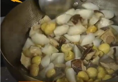 怎么做<a href=/shicai/shucai/ShanYao/index.html target=_blank><u>山药</u></a>炖<a href=/shicai/shucai/BanLi/index.html target=_blank><u>板栗</u></a>？