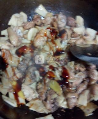 <a href=/shicai/rouqin/ZhengJi/index.html target=_blank><u>鸡肉</u></a>炒<a href=/shicai/shucai/JiTuiGu/index.html target=_blank><u><a href=/shicai/rouqin/JiTui/index.html target=_blank><u>鸡腿</u></a>菇</u></a>