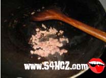 <a href=/shicai/rouqin/JiGan/index.html target=_blank><u>鸡肝</u></a>粥的做法2