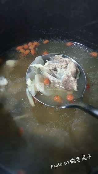 沙参<a href=/shicai/shucai/ShanYao/index.html target=_blank><u>山药</u></a>炖猪骨汤