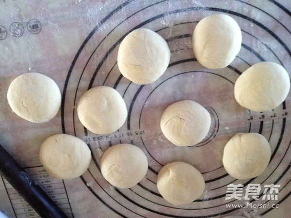 <a href=/shicai/shucai/HeYe/index.html target=_blank><u>荷叶</u></a>饼的做法