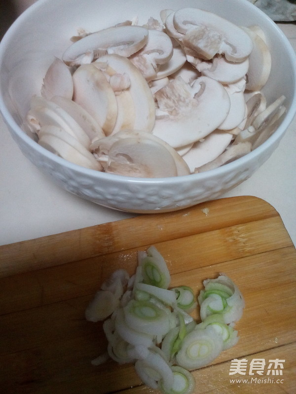 <a href=/shicai/shucai/KouMo/index.html target=_blank><u>口蘑</u></a>汤的做法