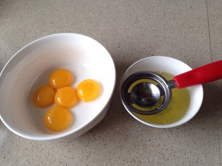 <a href=/shicai/guopin/XingRen/index.html target=_blank><u><a href=/shicai/guopin/Xing/index.html target=_blank><u>杏</u></a>仁</u></a><a href=/shicai/diaoweipin/FengMi/index.html target=_blank><u>蜂蜜</u></a><a href=zt/qifengdg target=_blank><u>戚风蛋糕</u></a>