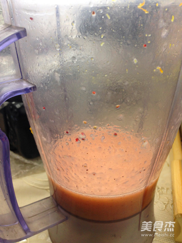 金果<a href=/shicai/guopin/CaoMei/index.html target=_blank><u>草莓</u></a>汁的做法