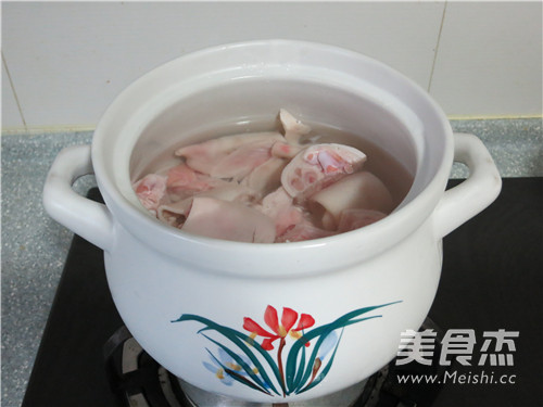 <a href=/shicai/rouqin/ZhuTi/index.html target=_blank><u>猪蹄</u></a><a href=/shicai/mimian/HuangDou/index.html target=_blank><u>黄豆</u></a><a href=/shicai/shucai/LianOu/index.html target=_blank><u>莲<a href=/shicai/shucai/Ou/index.html target=_blank><u>藕</u></a></u></a><a href=/shicai/shucai/ShanYao/index.html target=_blank><u>山药</u></a>煲的做法