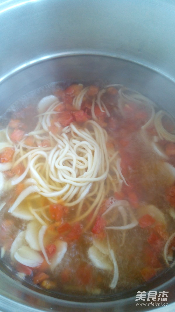 <a href=/shicai/rouqin/NiuRou/index.html target=_blank><u>牛肉</u></a>汤面的做法