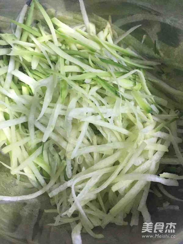 <a href=/shicai/shucai/LuoBo/index.html target=_blank><u>萝卜</u></a><a href=/shicai/mimian/FenSi/index.html target=_blank><u>粉丝</u></a>汤的做法