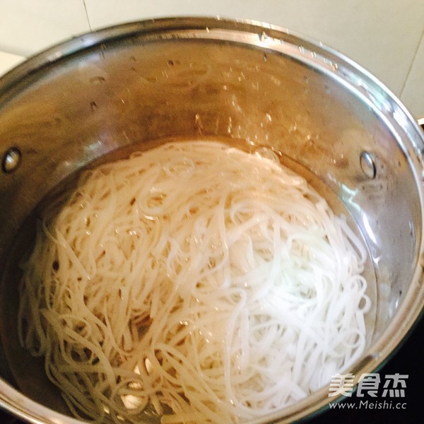 <a href=/shicai/shucai/DongGua/index.html target=_blank><u>冬瓜</u></a>云耳面的做法