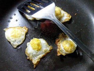 大豆蛋白<a href=/shicai/shucai/QinCai/index.html target=_blank><u>芹菜</u></a>炒<a href=/shicai/rouqin/AnChun/index.html target=_blank><u>鹌鹑</u></a>蛋