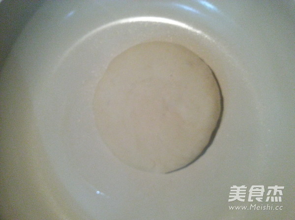 <a href=/shicai/mimian/NaiYou/index.html target=_blank><u>奶油</u></a>发面饼的做法