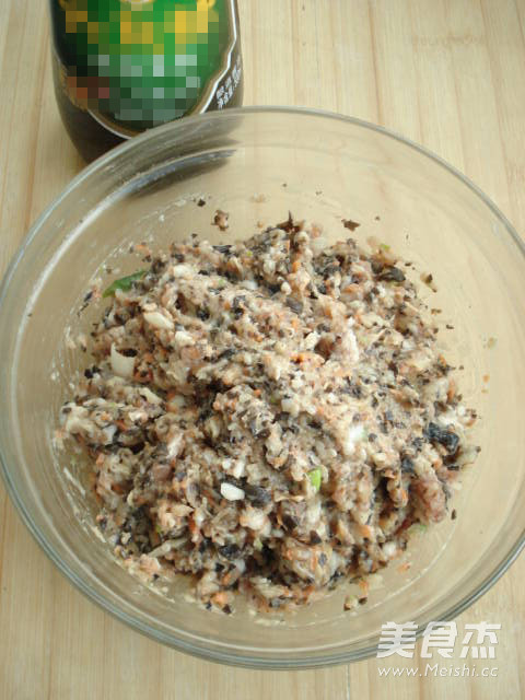 #香雪面粉#<a href=/shicai/shucai/MuEr/index.html target=_blank><u>木耳</u></a><a href=/shicai/shucai/HuLuoBo/index.html target=_blank><u>胡<a href=/shicai/shucai/LuoBo/index.html target=_blank><u>萝卜</u></a></u></a>饺子的做法