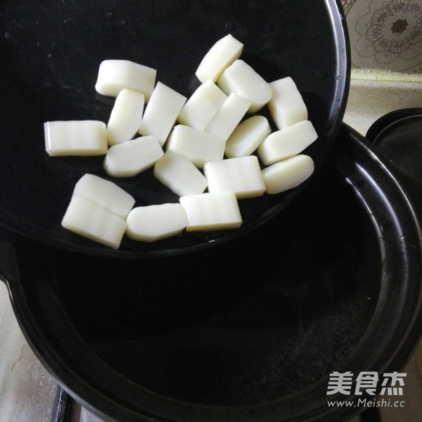 <a href=/shicai/mimian/NianGao/index.html target=_blank><u>年糕</u></a><a href=/shicai/shucai/ZiShu/index.html target=_blank><u>紫薯</u></a>汤的做法