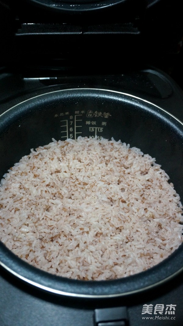 红<a href=/shicai/mimian/GengMi/index.html target=_blank><u>粳米</u></a>饭的做法