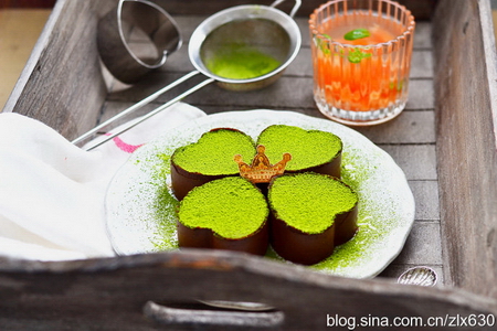 四叶草<a href=/shicai/mimian/QiaoKeLi/index.html target=_blank><u>巧克力</u></a>慕斯蛋糕