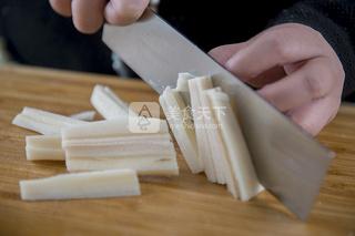 <a href=/shicai/shucai/LianOu/index.html target=_blank><u>莲<a href=/shicai/shucai/Ou/index.html target=_blank><u>藕</u></a></u></a><a href=/shicai/mimian/QiSi/index.html target=_blank><u>起司</u></a>烧