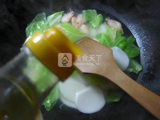 江白虾<a href=/shicai/shucai/YuanBaiCai/index.html target=_blank><u>圆<a href=/shicai/shucai/BaiCai/index.html target=_blank><u>白菜</u></a></u></a><a href=/shicai/mimian/NianGao/index.html target=_blank><u>年糕</u></a>汤