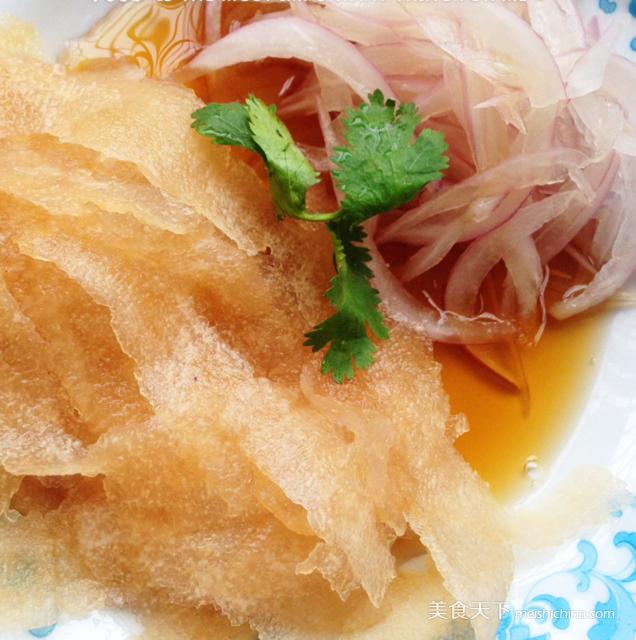 凉拌<a href=/shicai/shucai/YangCong/index.html target=_blank><u>洋葱</u></a>雪<a href=/shicai/guopin/Li/index.html target=_blank><u>梨</u></a>