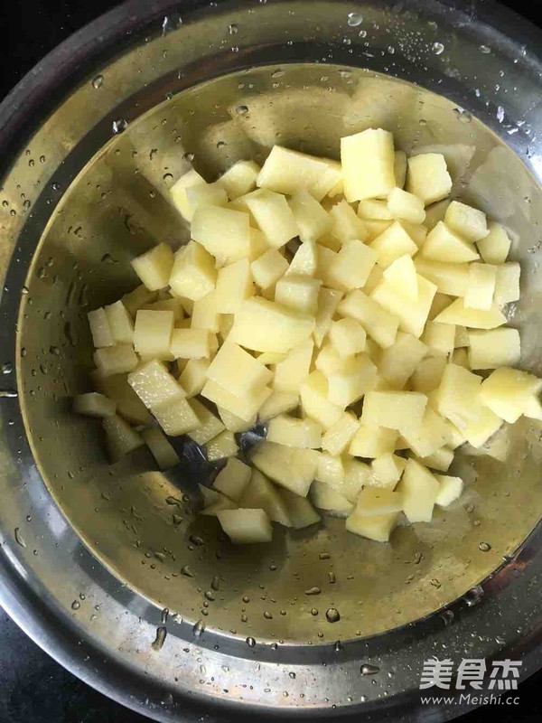 <a href=/shicai/shucai/TuDou/index.html target=_blank><u>土豆</u></a>电饭煲饭的做法