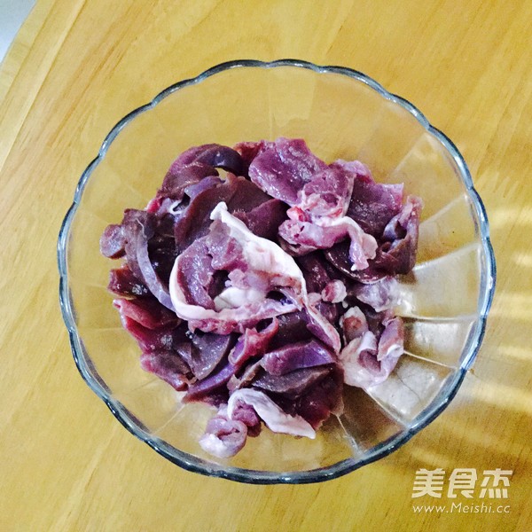 <a href=/shicai/rouqin/ZhuXin/index.html target=_blank><u>猪心</u></a>炒<a href=/shicai/shucai/HeLanDou/index.html target=_blank><u>荷兰豆</u></a>的做法