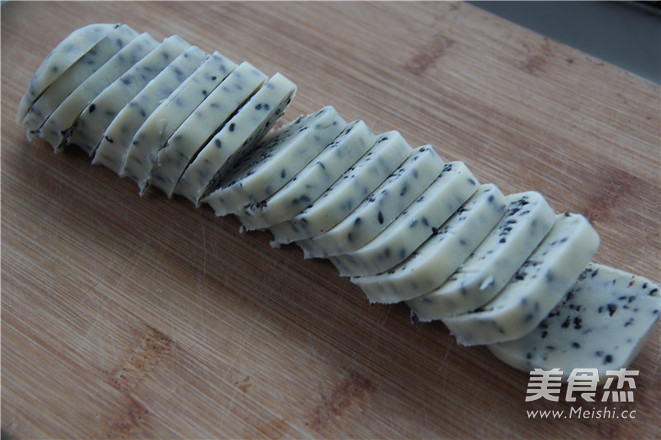 <a href=/shicai/guopin/HeiZhiMa/index.html target=_blank><u>黑<a href=/shicai/guopin/ZhiMa/index.html target=_blank><u>芝麻</u></a></u></a>脆饼的做法