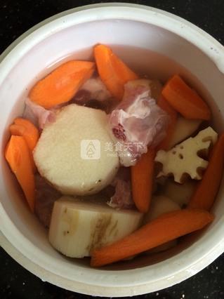 <a href=/shicai/rouqin/PaiGu/index.html target=_blank><u>排骨</u></a>淮山汤