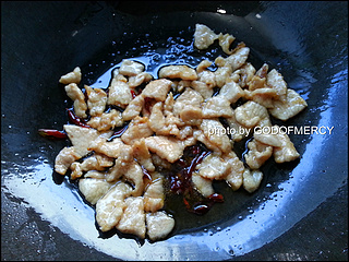 舌尖上的高考:舒缓压力<a href=/shicai/shucai/BaiCai/index.html target=_blank><u>白菜</u></a>炒肉片