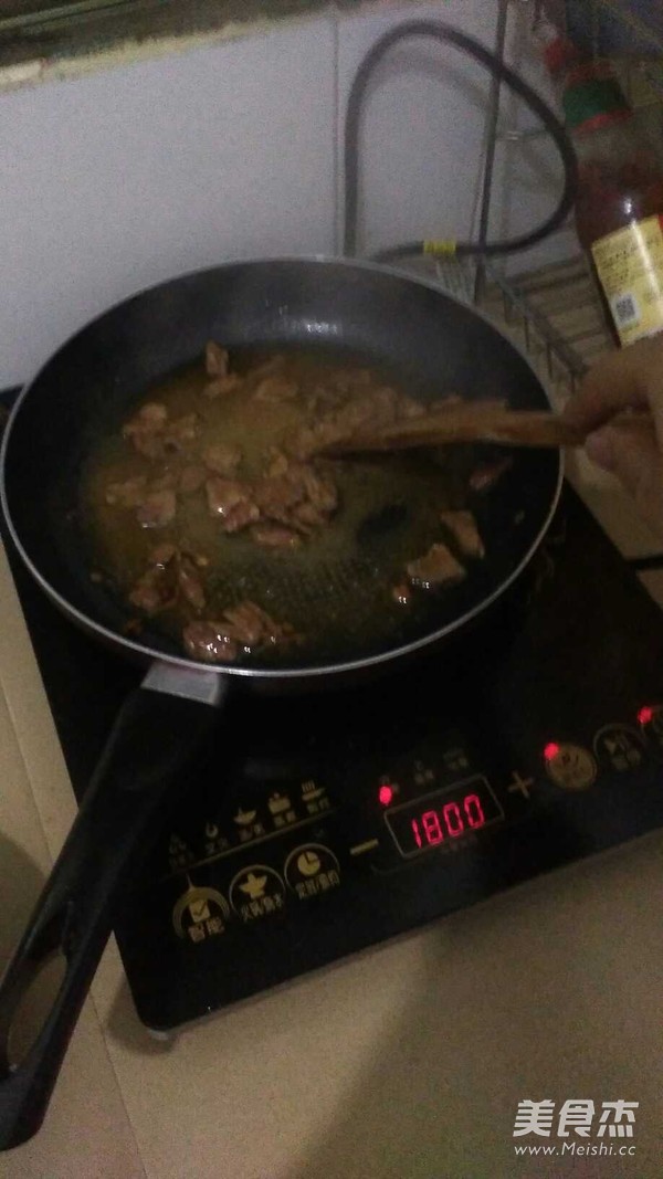 <a href=/shicai/rouqin/NiuRou/index.html target=_blank><u>牛肉</u></a>饭的做法