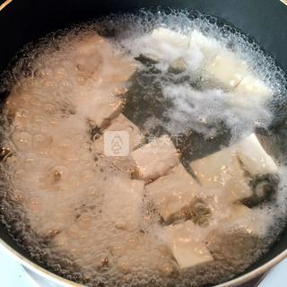 <a href=/shicai/shuichanpin/JiYu/index.html target=_blank><u>鲫鱼</u></a><a href=/shicai/shucai/LuoBo/index.html target=_blank><u>萝卜</u></a><a href=/shicai/mimian/DouFu/index.html target=_blank><u>豆腐</u></a>汤