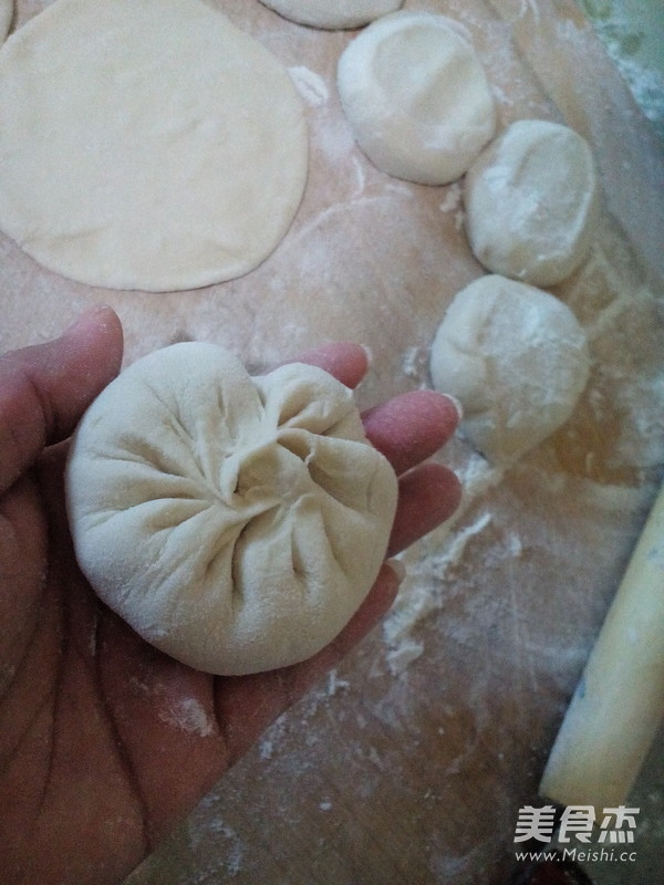 <a href=/shicai/shucai/JiuCai/index.html target=_blank><u>韭菜</u></a><a href=/shicai/shucai/MuEr/index.html target=_blank><u>木耳</u></a>虾仁馅饼的做法