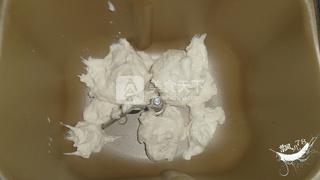 心形玫瑰卷<a href=/shicai/mimian/MianBao/index.html target=_blank><u>面包</u></a>