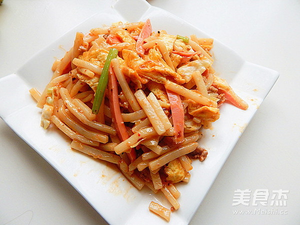 蛋皮<a href=/shicai/rouqin/HuoTui/index.html target=_blank><u>火腿</u></a>炒<a href=/shicai/mimian/NianGao/index.html target=_blank><u>年糕</u></a>的做法